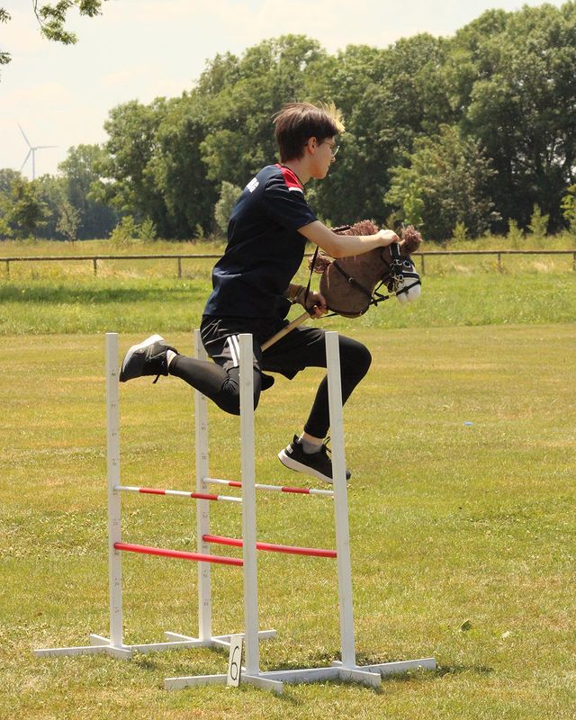 quelques hommes pratiquent le cheval baton mais c est rare